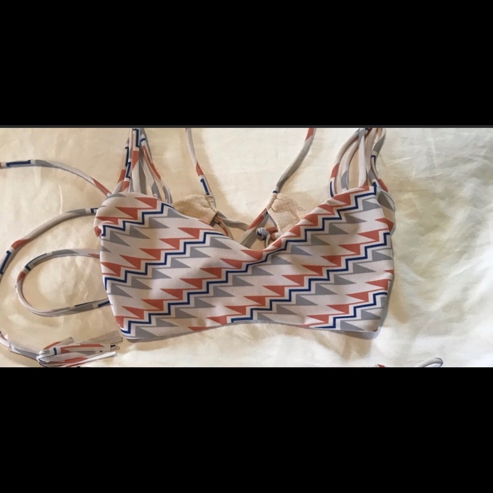 Acacia ziggy top